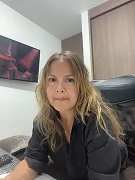 Snapshot of Leyna_liu chatting on 23, 3, 2025 Leyna liu online show from 23, 3, 2025