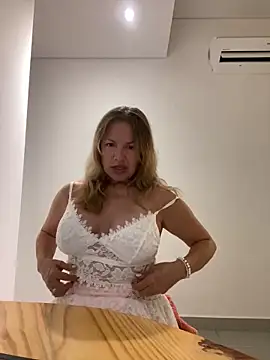 Snapshot of Leyna_liu chatting on 6, 3, 2025 Leyna liu online show from 6, 3, 2025