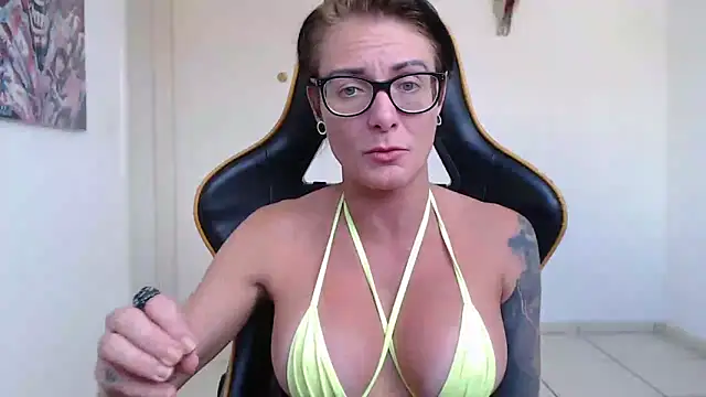 Snapshot of CrisBathoryxxx chatting on 8, 3, 2025 CrisBathoryxxx online show from 8, 3, 2025