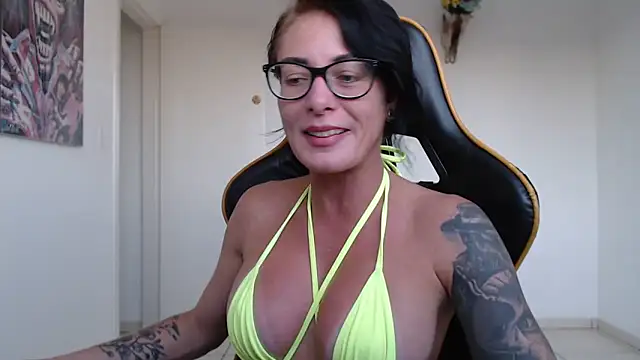 Snapshot of CrisBathoryxxx chatting on 4, 3, 2025 CrisBathoryxxx online show from 4, 3, 2025