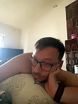 Snapshot of ionut9879 chatting on 12, 9, 2025 ionut9879 online show from 12, 9, 2025