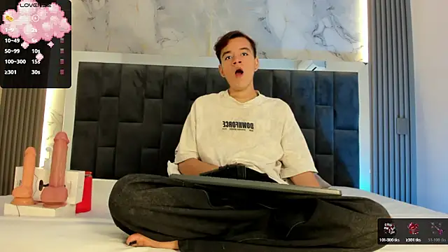 Snapshot of bunny_maxi chatting on 24, 10, 2025 bunny maxi online show from 24, 10, 2025