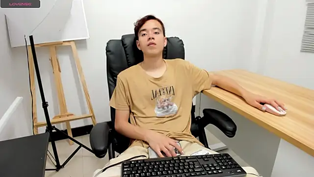 Snapshot of bunny_maxi chatting on 30, 10, 2025 bunny maxi online show from 30, 10, 2025