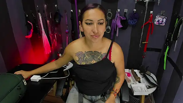 Snapshot of LucyStrike_ chatting on 23, 10, 2025 LucyStrike online show from 23, 10, 2025