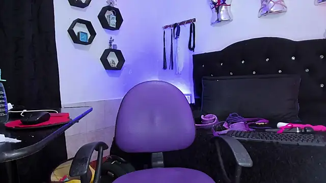 Snapshot of LucyStrike_ chatting on 19, 11, 2025 LucyStrike online show from 19, 11, 2025