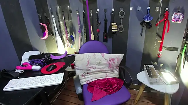 Snapshot of LucyStrike_ chatting on 15, 10, 2025 LucyStrike online show from 15, 10, 2025