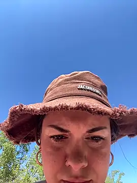 Luccreccia  online show from 8, 4, 2026