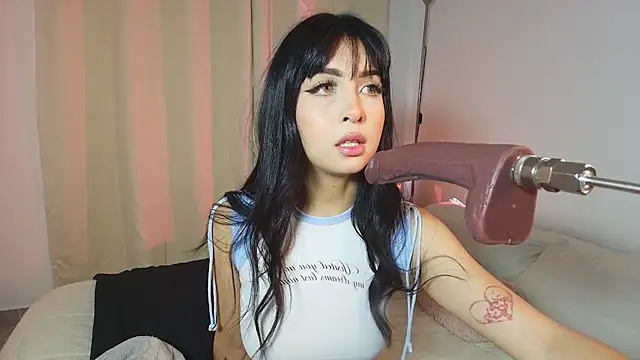 Evelyn Bennett online show from 26, 11, 2025