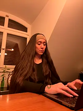 emiliasommer online show from 4, 10, 2025