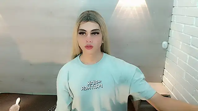 Daniela Pink  online show from 2, 3, 2025