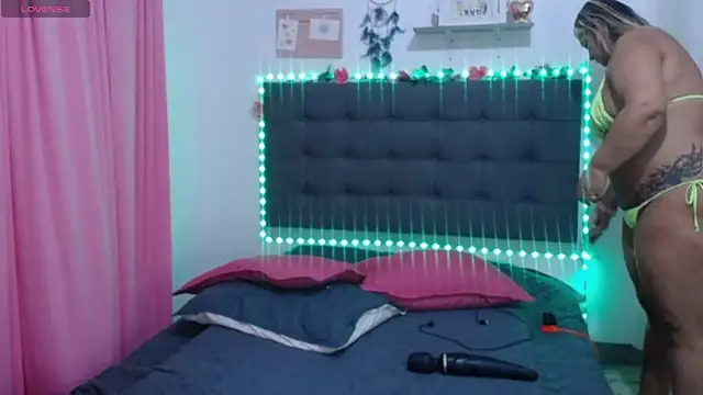 LenaDIaz online show from 30, 10, 2025