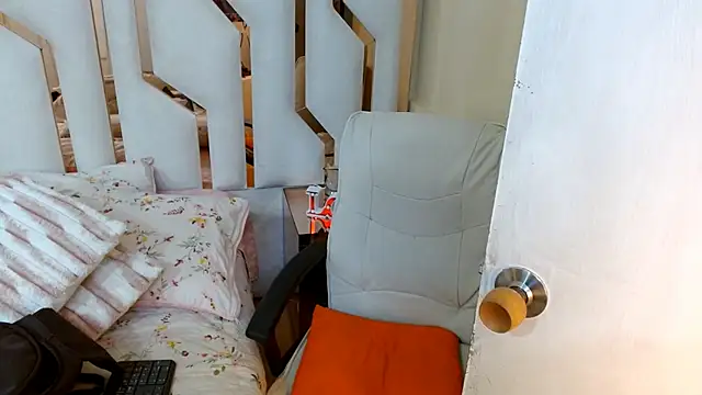 TifanyChill online show from 6, 2, 2026