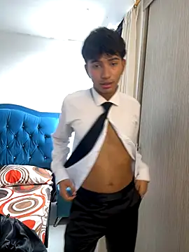 Leonarrrd 01 online show from 30, 10, 2025