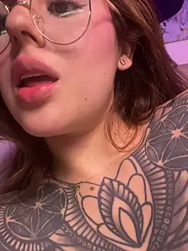 ValerieHilton online show from 25, 2, 2025