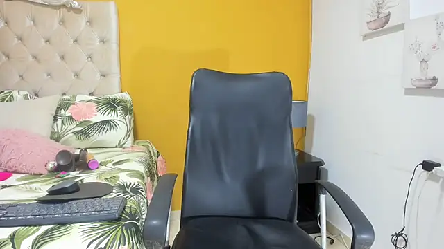 rousse sexyandhot online show from 23, 12, 2025