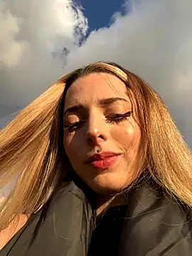 Snapshot of LoraaDoll chatting on 18, 10, 2025 LoraaDoll online show from 18, 10, 2025