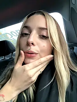 Snapshot of LoraaDoll chatting on 20, 10, 2025 LoraaDoll online show from 20, 10, 2025