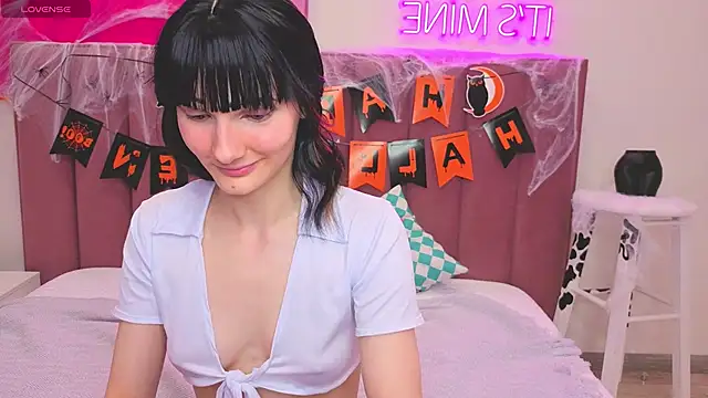 Lili flowerr online show from 24, 10, 2025