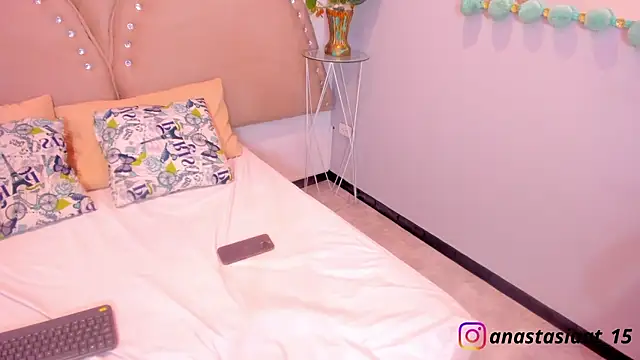 Miia Thompsonn online show from 25, 11, 2025