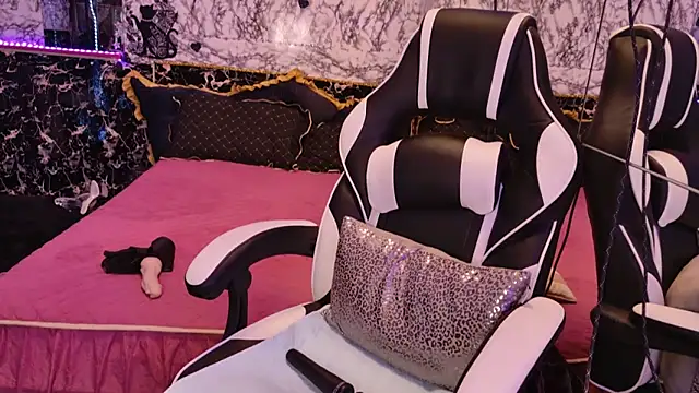 Snapshot of Luiza_Hammer chatting on 7, 3, 2025 Luiza Hammer online show from 7, 3, 2025
