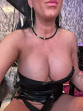 Snapshot of Luiza_Hammer chatting on 6, 3, 2025 Luiza Hammer online show from 6, 3, 2025