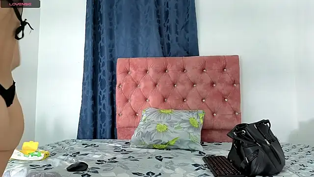 Snapshot of alissonandamy chatting on 1, 5, 2026 alissonandamy online show from 1, 5, 2026