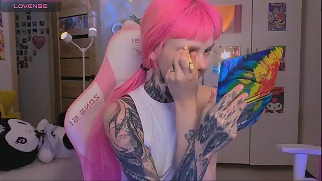 Snapshot of Britney_Lynch chatting on 23, 10, 2025 Britney Lynch online show from 23, 10, 2025