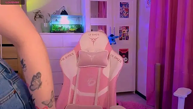 Snapshot of Britney_Lynch chatting on 28, 11, 2025 Britney Lynch online show from 28, 11, 2025