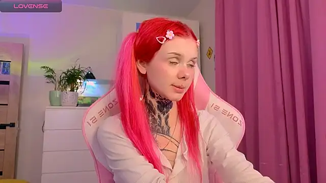 Snapshot of Britney_Lynch chatting on 14, 11, 2025 Britney Lynch online show from 14, 11, 2025