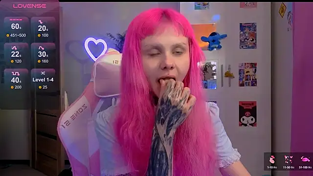 Snapshot of Britney_Lynch chatting on 13, 10, 2025 Britney Lynch online show from 13, 10, 2025