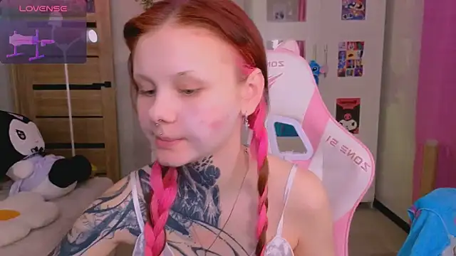 Snapshot of Britney_Lynch chatting on 6, 11, 2025 Britney Lynch online show from 6, 11, 2025