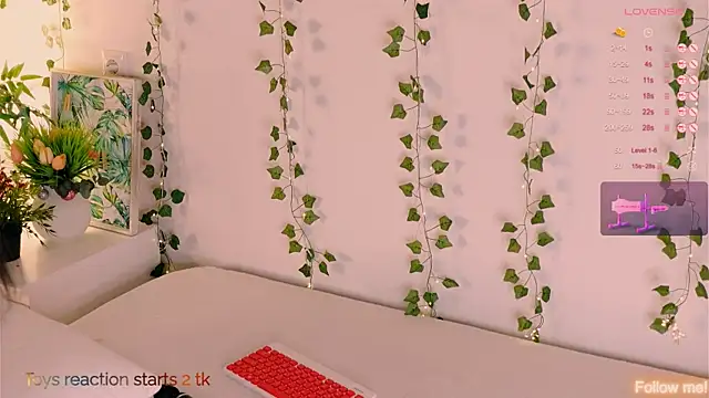 Snapshot of CarlyMilton chatting on 11, 10, 2025 CarlyMilton online show from 11, 10, 2025