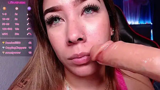 Snapshot of leahtemptation3 chatting on 19, 12, 2024 leahtemptation3 online show from 19, 12, 2024