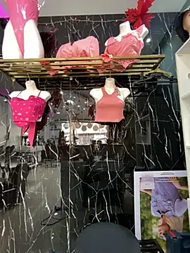 Snapshot of SUUKAM chatting on 1, 12, 2025 SUUKAM online show from 1, 12, 2025