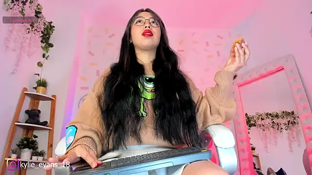 Snapshot of evelyn_evans_1 chatting on 11, 3, 2025 evelyn evans 1 online show from 11, 3, 2025