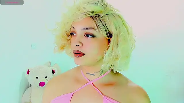 Emmaa Saenz  online show from 28, 2, 2026