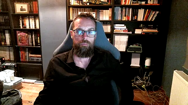 Snapshot of MeSteff chatting on 12, 10, 2025 MeSteff online show from 12, 10, 2025