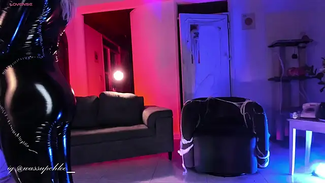 misschloe   online show from 23, 10, 2025