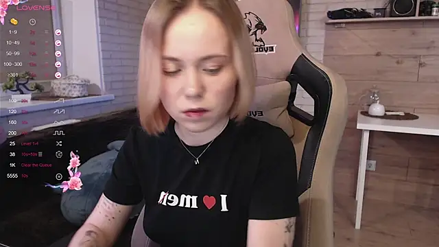 Snapshot of lucy_mirror chatting on 13, 10, 2025 lucy mirror online show from 13, 10, 2025