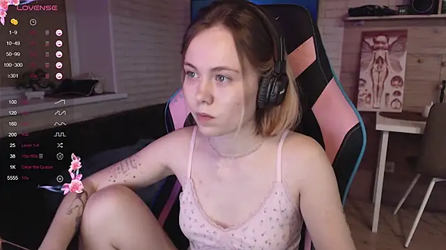 Snapshot of lucy_mirror chatting on 15, 11, 2025 lucy mirror online show from 15, 11, 2025