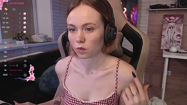 Snapshot of lucy_mirror chatting on 15, 10, 2025 lucy mirror online show from 15, 10, 2025