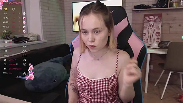 Snapshot of lucy_mirror chatting on 6, 11, 2025 lucy mirror online show from 6, 11, 2025