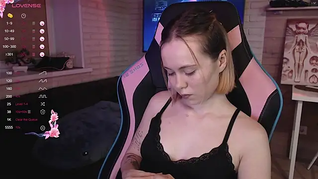 Snapshot of lucy_mirror chatting on 13, 11, 2025 lucy mirror online show from 13, 11, 2025