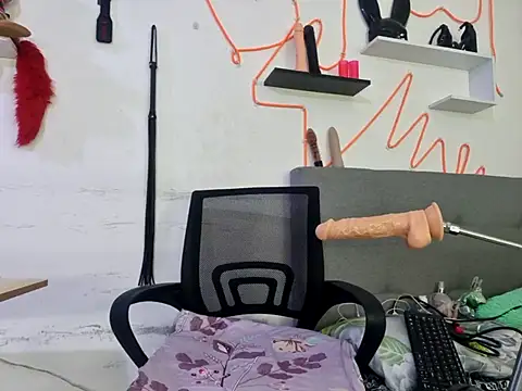 Sophiehuntress online show from 4, 3, 2025