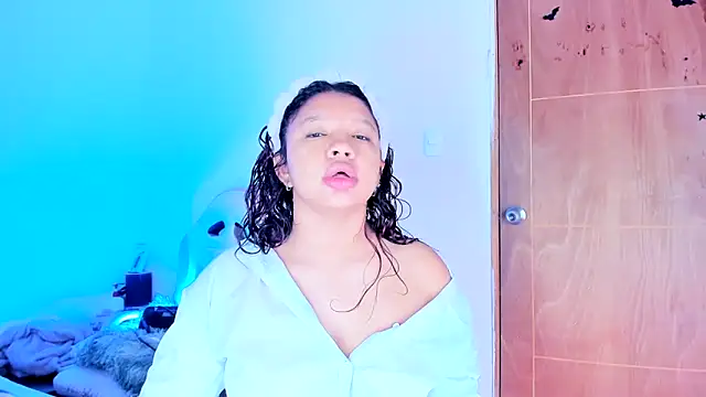 Snapshot of Emily_Coper18 chatting on 17, 5, 2026 Emily Coper18 online show from 17, 5, 2026