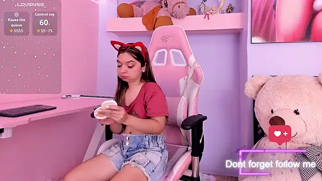 Snapshot of CharlotteMuller chatting on 17, 7, 2026 CharlotteMuller online show from 17, 7, 2026
