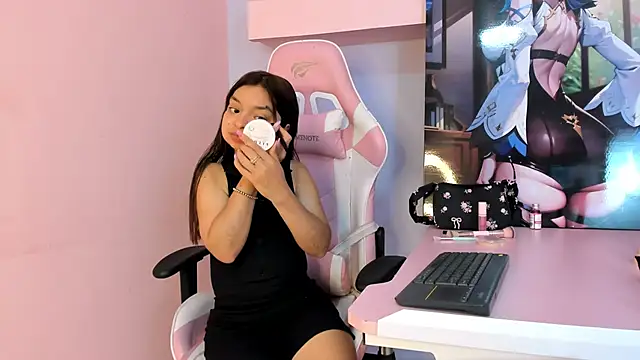 Snapshot of CharlotteMuller chatting on 22, 4, 2026 CharlotteMuller online show from 22, 4, 2026