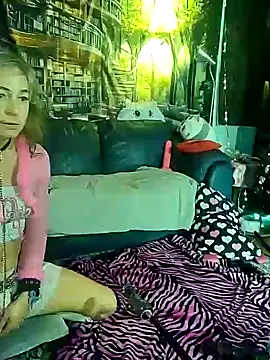 Snapshot of KrystallCox@xh chatting on 12, 11, 2025 KrystallCoxxh online show from 12, 11, 2025