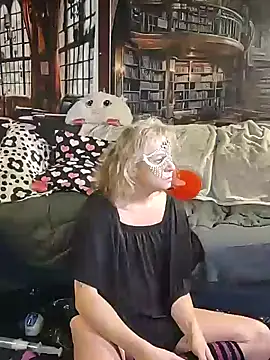 Snapshot of KrystallCox@xh chatting on 11, 11, 2025 KrystallCoxxh online show from 11, 11, 2025