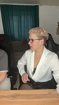 Snapshot of MrMrsRight chatting on 26, 9, 2025 MrMrsRight online show from 26, 9, 2025